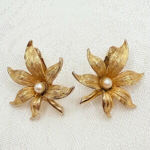 Vintage Boucher Flower Faux Pearl Clip-On Earrings Textured Gold Plated‎ Metal